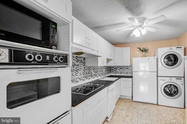 Building Photo - 205 Yoakum Pkwy