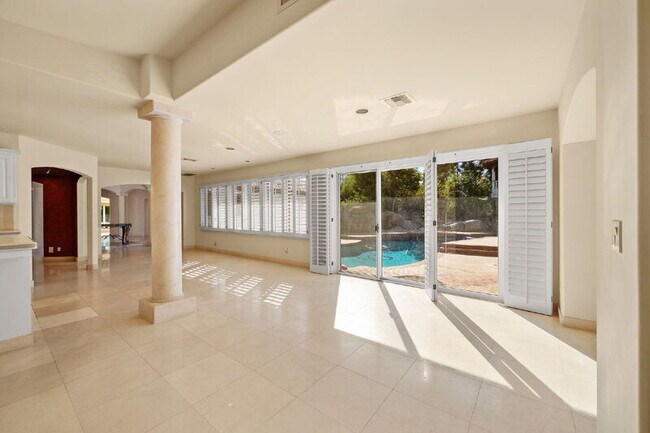 Building Photo - 18714 Bernardo Trails Dr