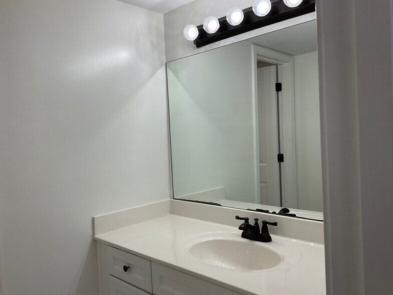 Building Photo - 1010 Woodland Vlg