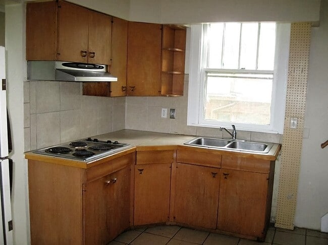 Building Photo - AVAILABLE JUNE - 6 Bed, 2 Bath Home Close to Campus!