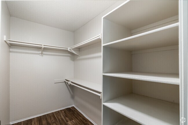 2BR, 2BA - 925SF - The Lucci