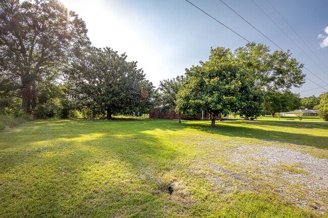 Building Photo - Move in ready 3 Bed 2 Bath Home in East Central School District!