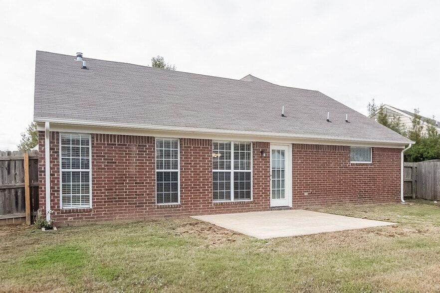 Building Photo - 748 Northwood West Cove