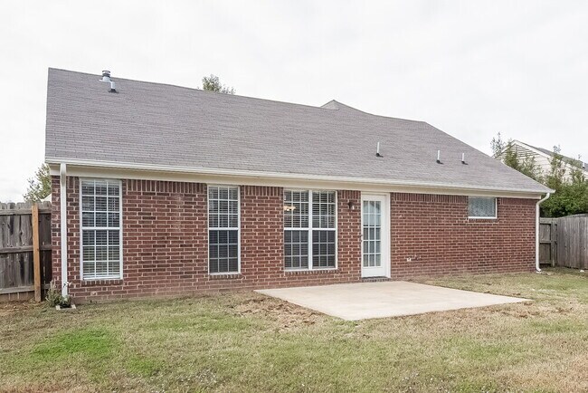 Building Photo - 748 Northwood West Cove