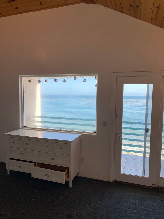 Building Photo - 6579 Del Playa Dr
