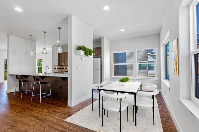 Building Photo - Modern 3 beds/ 2.5 bath townhouse in Kenmore!