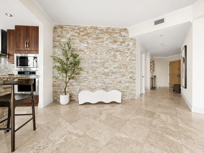 Building Photo - 2645 S Bayshore Dr