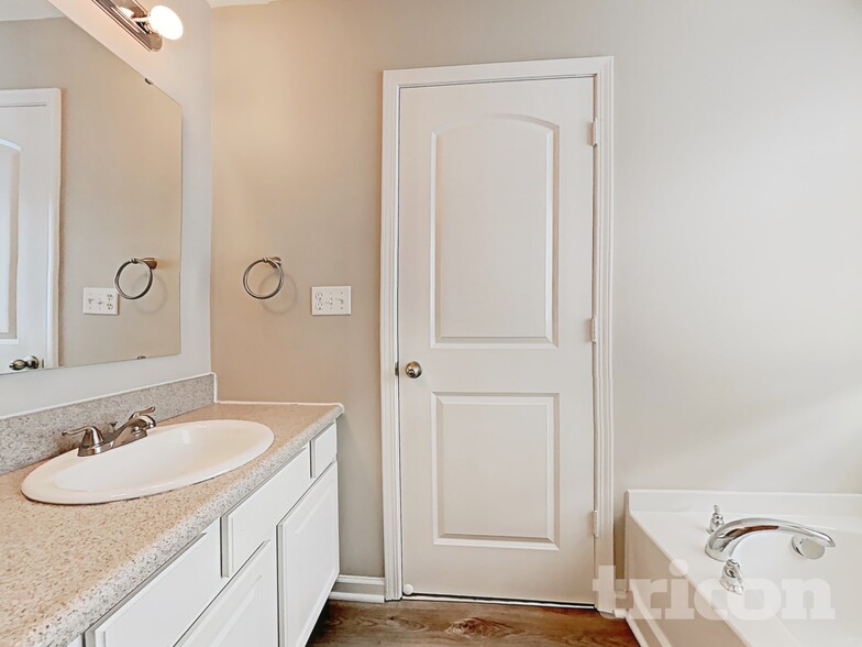 Building Photo - 2318 Shadow Bend Dr