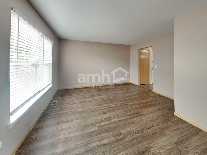 Building Photo - 2419 Paradise Cir