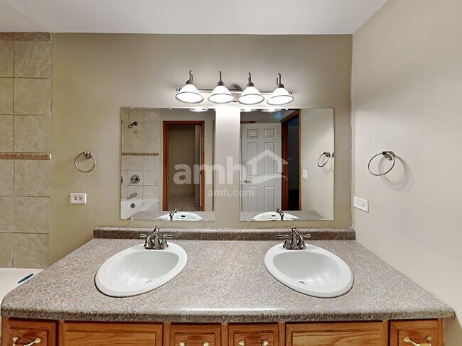 Building Photo - 2615 Heritage Lake Dr