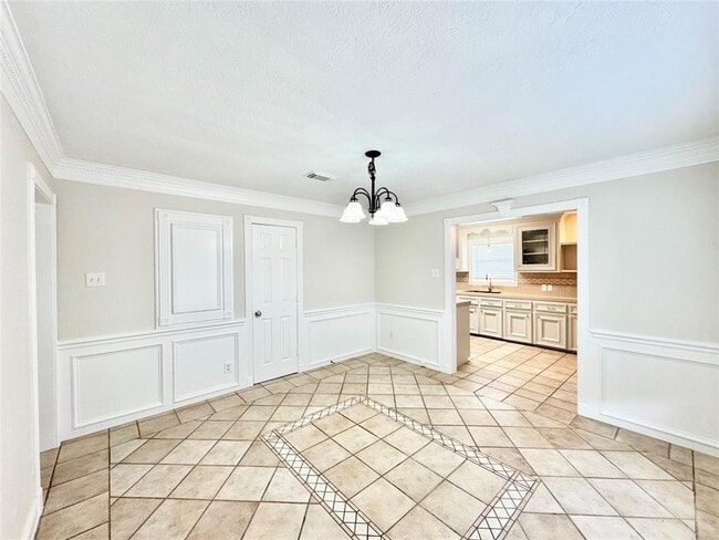 Building Photo - 811 Adele St