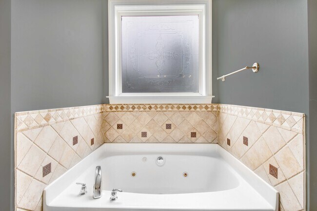 Building Photo - 200 Poplar Knoll Rd