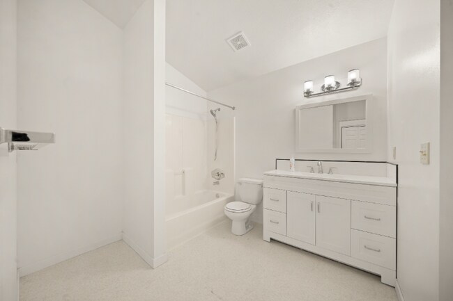 Building Photo - 1524 W Tenth Ave