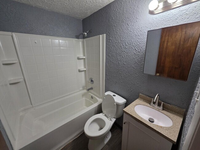 Building Photo - 1224 Pondview Ave