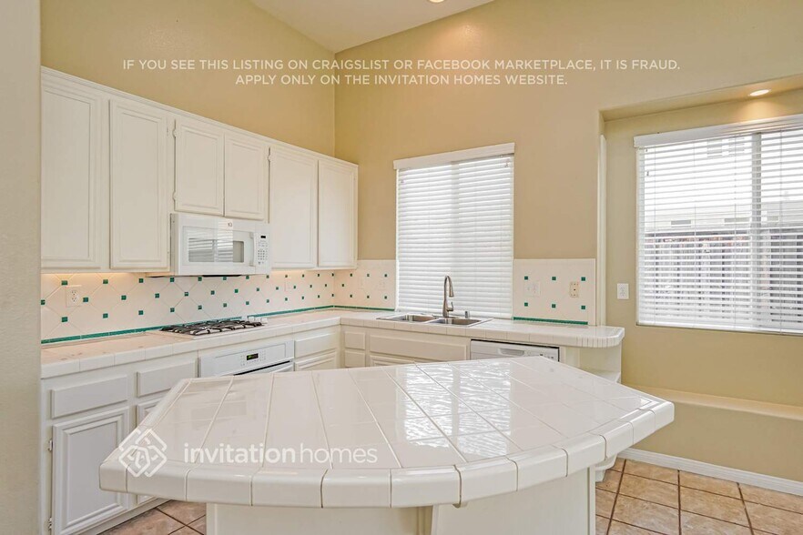 Building Photo - 45916 Via La Colorada