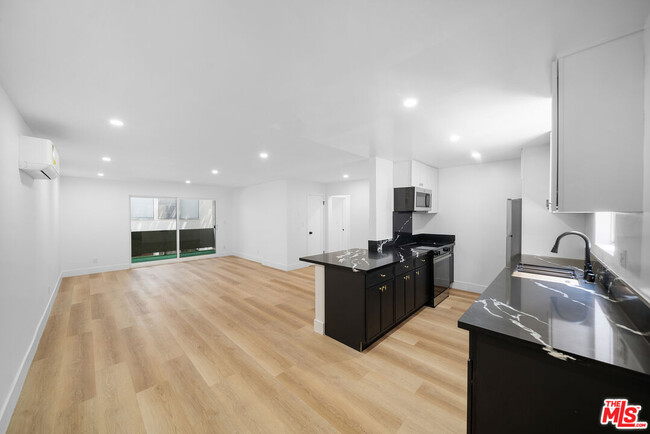 Building Photo - 605 San Vicente Blvd