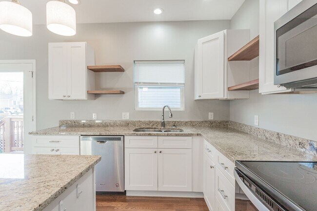 Building Photo - Downtown 3 bedroom Cottage