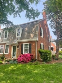 Building Photo - Beautifully Maintained 2 Bed 2 Bath + Den ...
