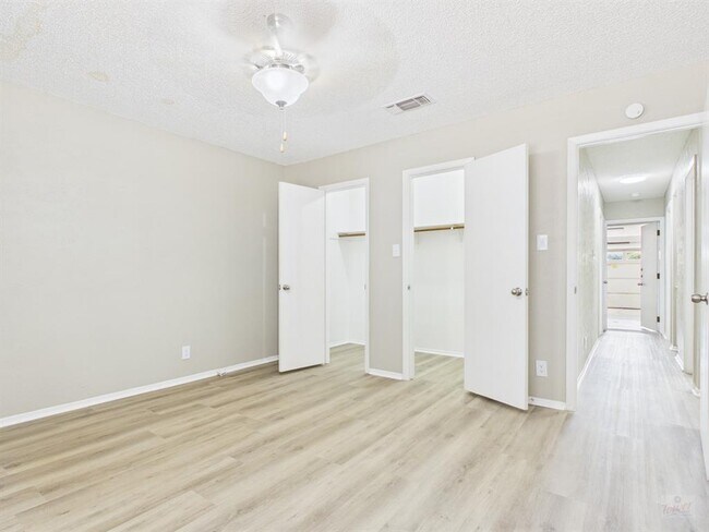 Building Photo - 10038 Woodland Village Dr
