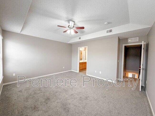 Building Photo - 264 N Hedge Ln