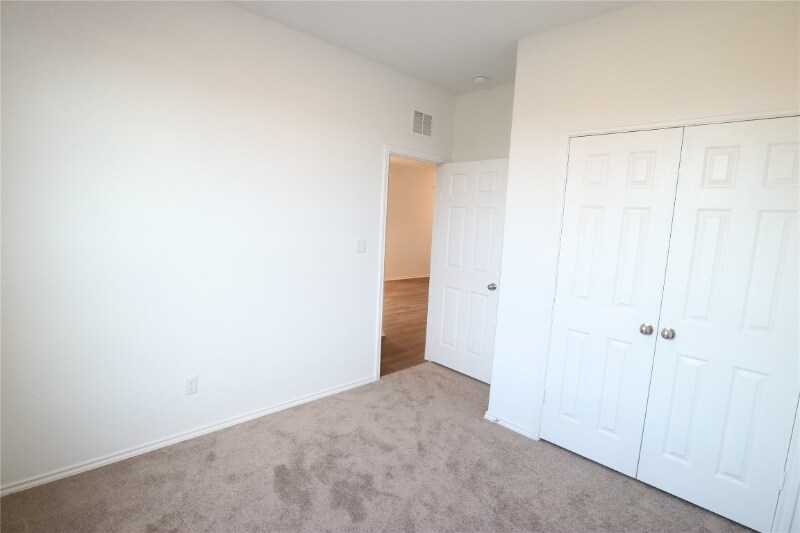 Building Photo - 444 English Oak St