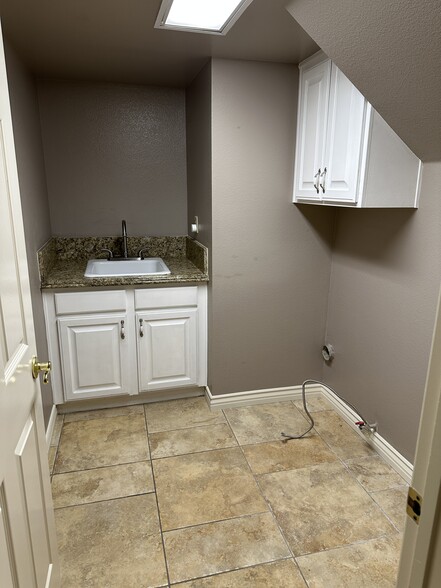 Building Photo - 15400 Zaharias St
