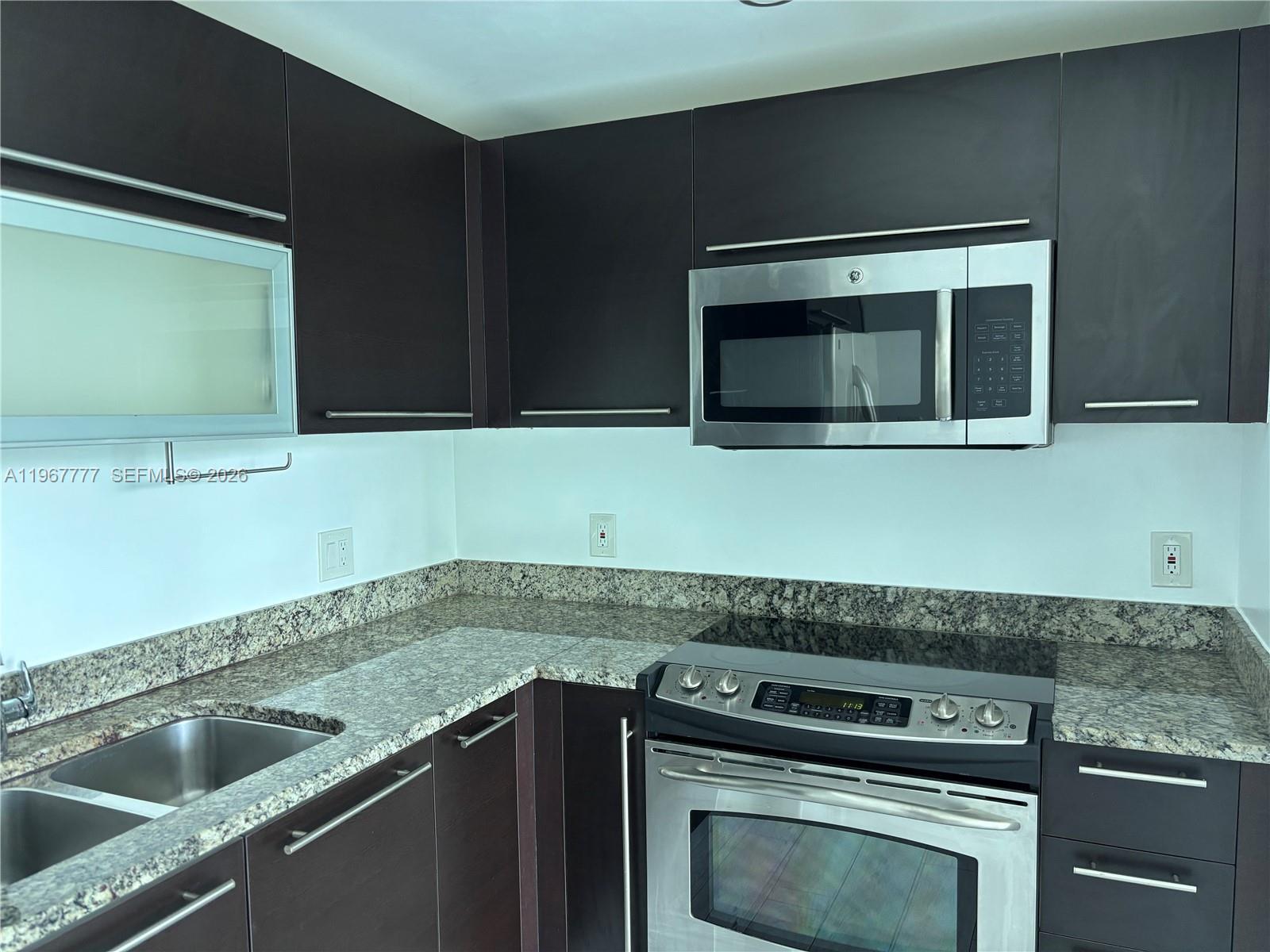 Building Photo - 950 Brickell Bay Dr