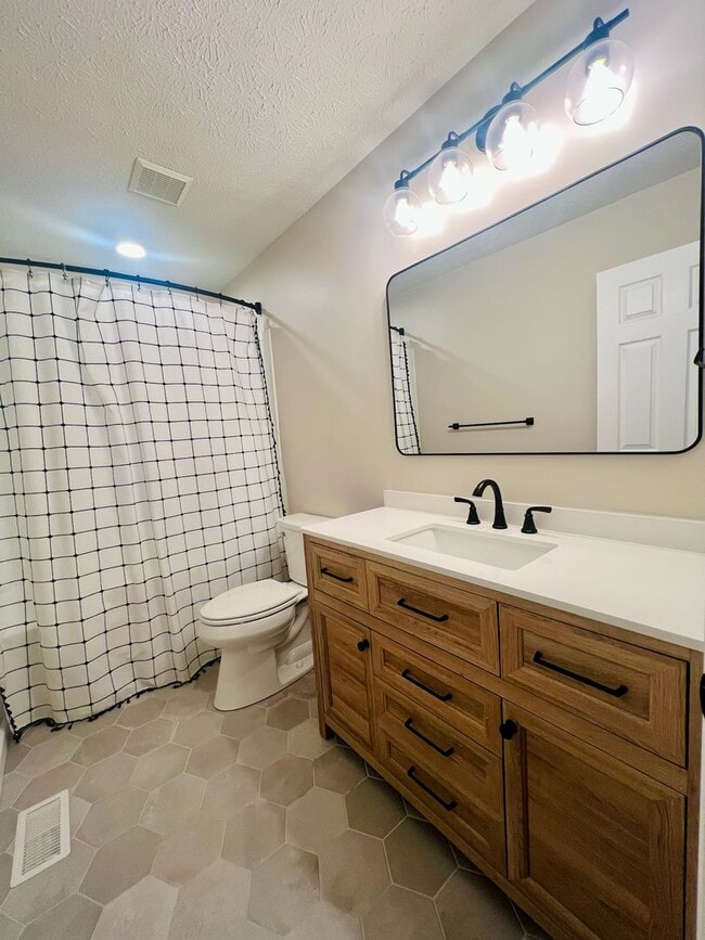 Building Photo - Beautiful 4 Bedroom Home in a Cul-De-Sac