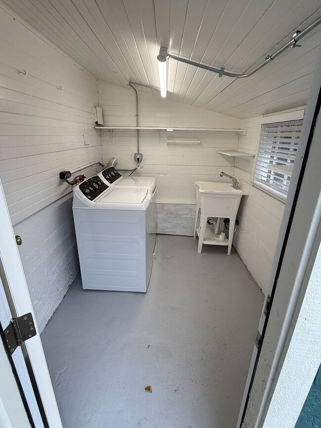 Building Photo - Updated 2Bd/1Ba in Desirable Camas Area!