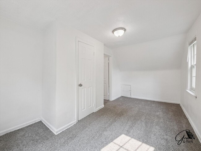 Building Photo - $1200 3 bedroom bungalow