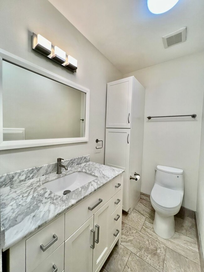 Building Photo - AVAILABLE NOW! 2 Bedroom / 2 Bathroom Cond...