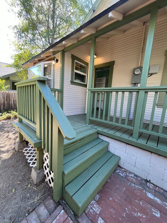 Building Photo - MOVE IN READY!! 2 BEDROOM 1 BATH W/OFFICES