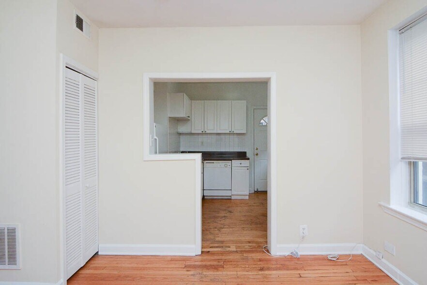 Building Photo - 557 W Aldine Ave