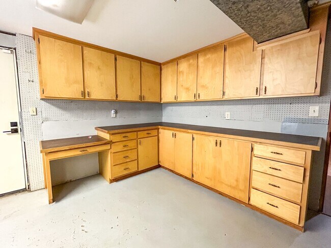 Building Photo - 1550 Corina Dr SE