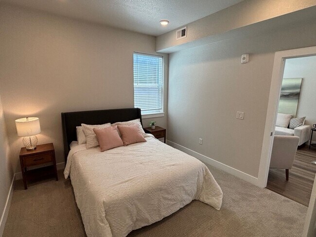 Building Photo - Modern 2 bedroom 2 bathrooms available in ...