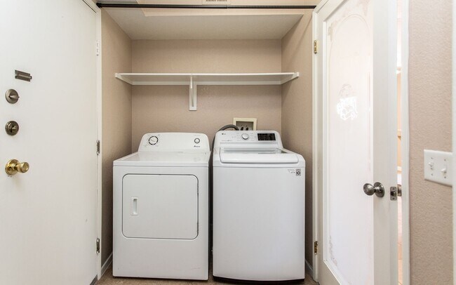 Building Photo - Large 4 Bedroom, 2.5 Bath Home with Large 3 Car Garage!!