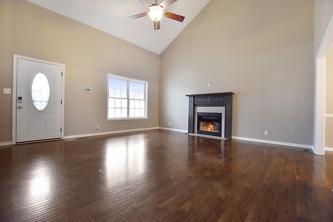 Building Photo - Pet Friendly Four Bedroom with Bonus!