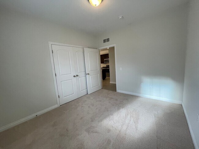 Building Photo - REDUCED $50! 1st Floor Access!  2 Bedrooms...