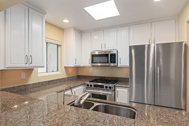 Building Photo - 450 Por La Mar Cir