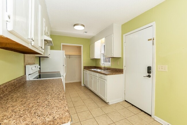 Building Photo - One Bedroom Home!