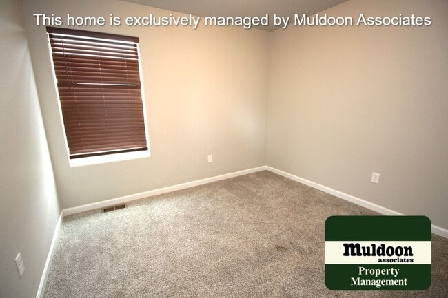 Building Photo - Beautiful end unit townhome