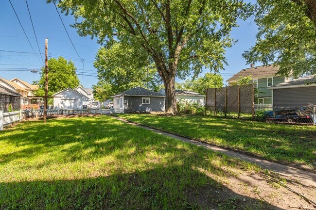 Building Photo - Gorgeous Northside Home with Quartz Countertops!