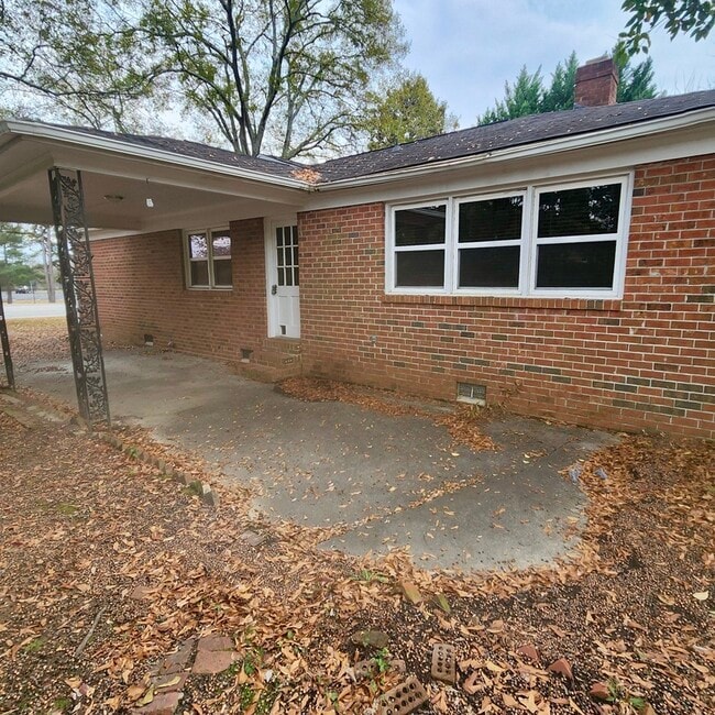 Building Photo - 703 Ikes Rd