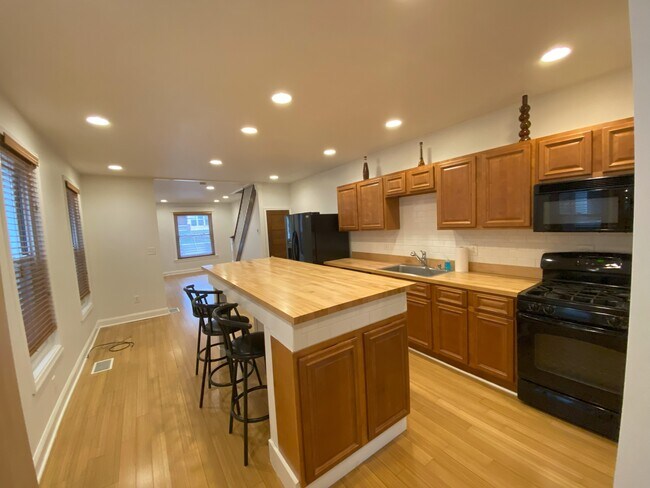 Building Photo - 320 Lyceum Ave