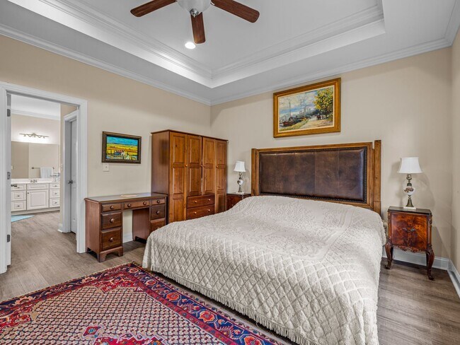 Building Photo - Beauty by the Water!