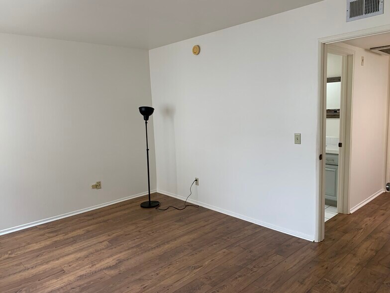 Building Photo - 5145 Yarmouth Ave