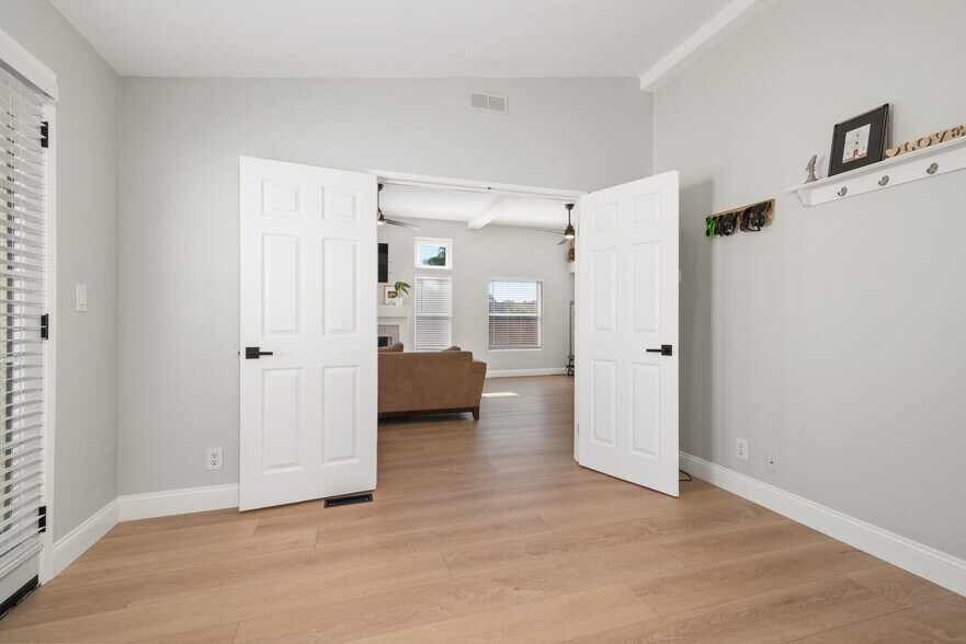Building Photo - 4952 Lake Shore Ct