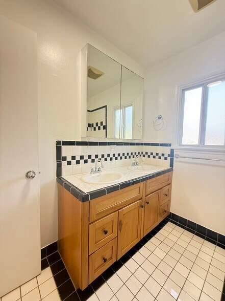 Building Photo - 4420 Overland Ave