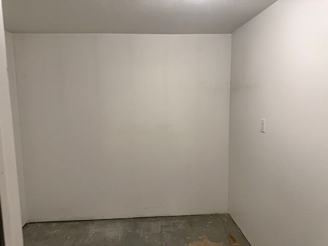Building Photo - 5 Bedroom ,3 bathroom Single Family Unit