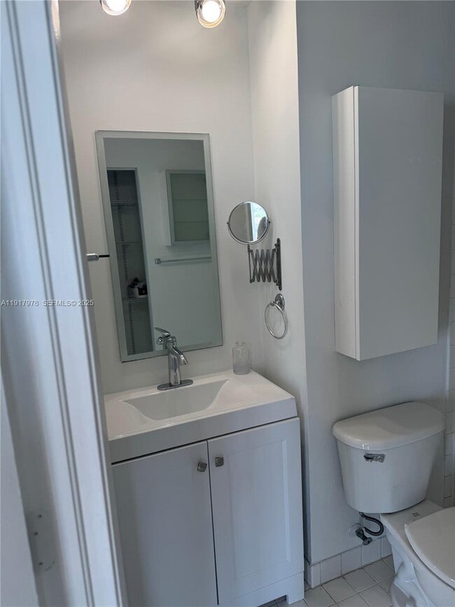 Building Photo - 10 SW South River Dr